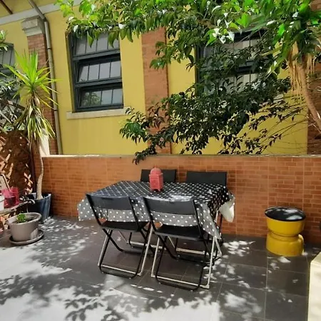 Sunny Terrace Apt, Close To Downtown! 2 Bedroom Flat شقة