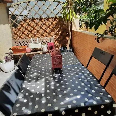 شقة Sunny Terrace Apt, Close To Downtown! 2 Bedroom Flat
