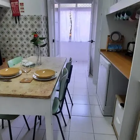 شقة Sunny Terrace Apt, Close To Downtown! 2 Bedroom Flat *